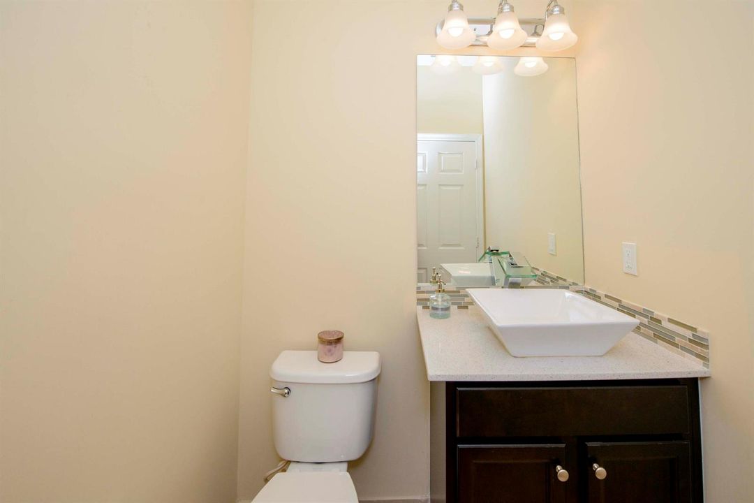 03- Half Bathroom (2)