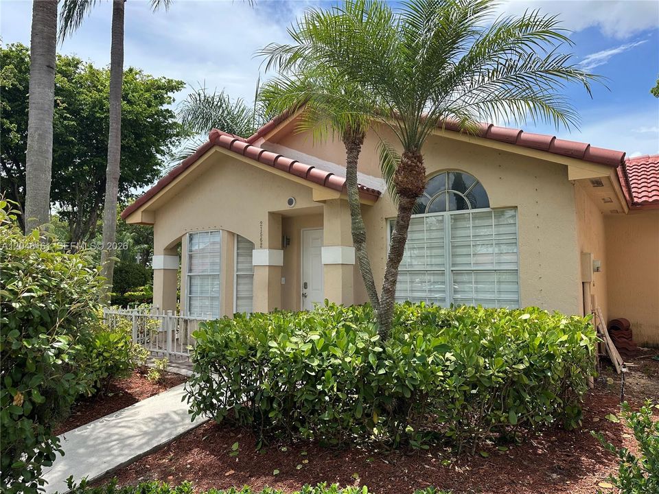 For Rent: $2,600 (2 beds, 2 baths, 840 Square Feet)