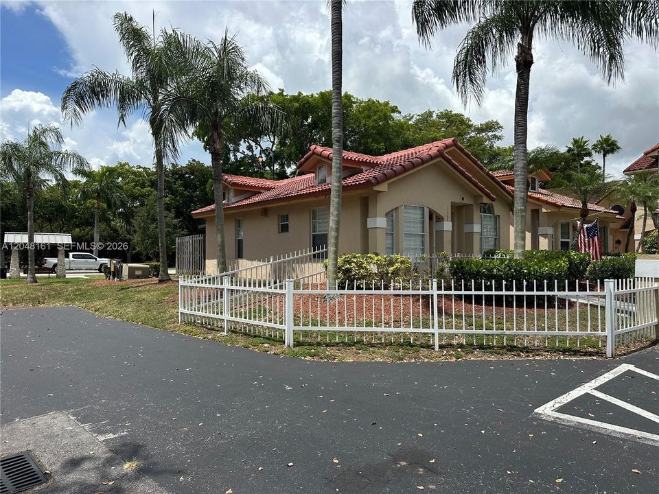 For Rent: $2,600 (2 beds, 2 baths, 840 Square Feet)
