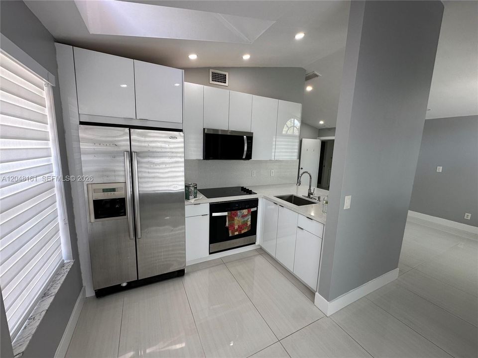 For Rent: $2,600 (2 beds, 2 baths, 840 Square Feet)