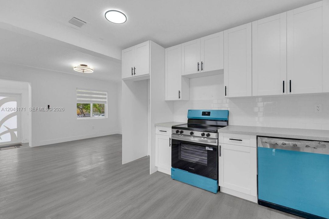 KITCHEN/LIVING ROOM