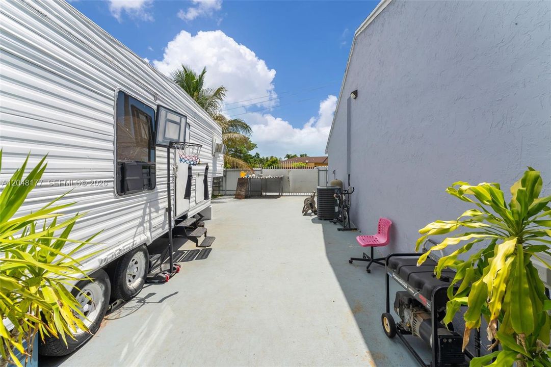 For Sale: $530,000 (2 beds, 2 baths, 1204 Square Feet)