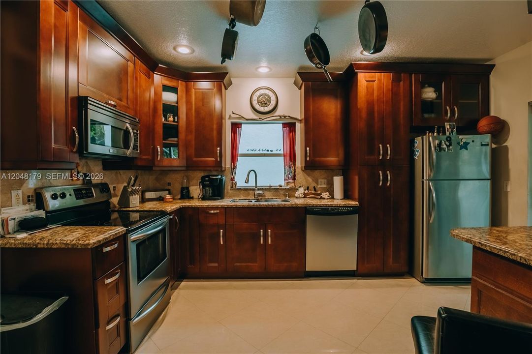 Под контрактом: $525,000 (3 спален, 2 ванн, 1570 Квадратных фут)