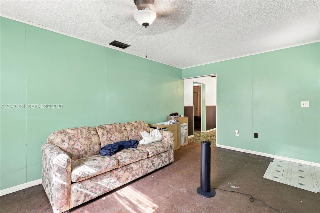 For Sale: $205,000 (3 beds, 1 baths, 1152 Square Feet)