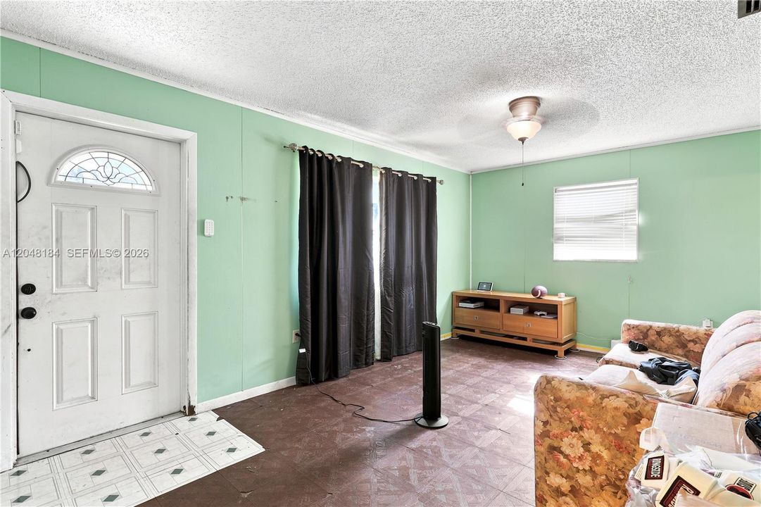 For Sale: $205,000 (3 beds, 1 baths, 1152 Square Feet)