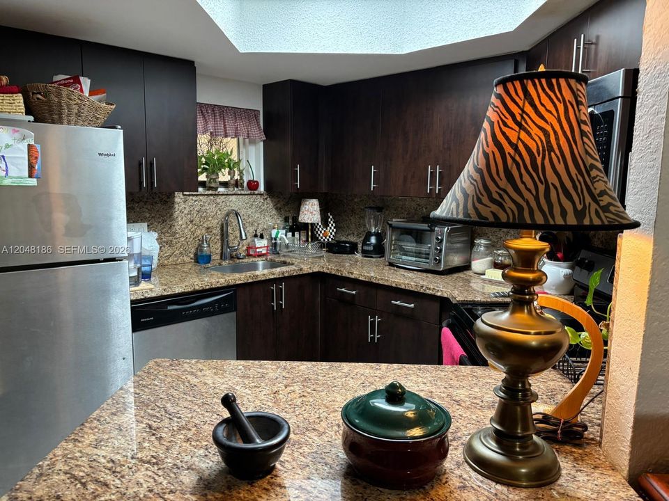 For Rent: $1,980 (1 beds, 1 baths, 810 Square Feet)