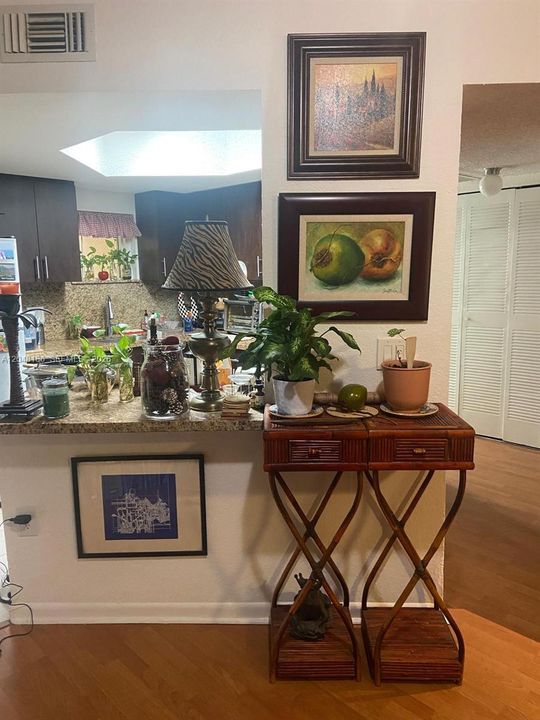 For Rent: $1,980 (1 beds, 1 baths, 810 Square Feet)