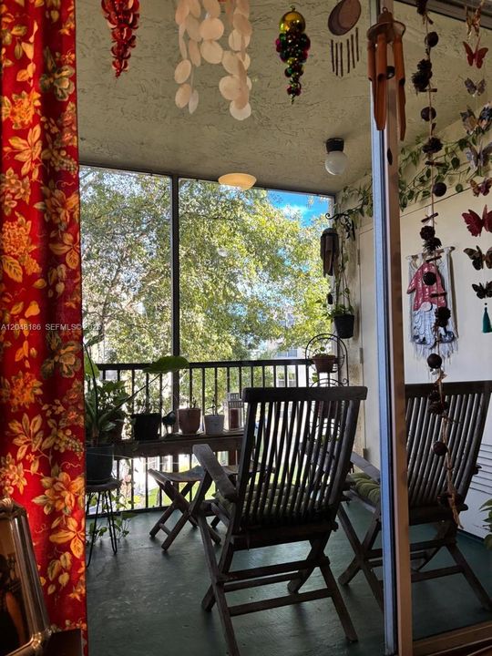For Rent: $1,980 (1 beds, 1 baths, 810 Square Feet)