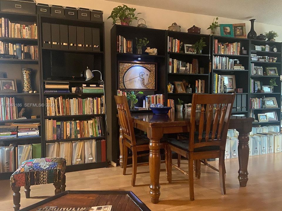For Rent: $1,980 (1 beds, 1 baths, 810 Square Feet)
