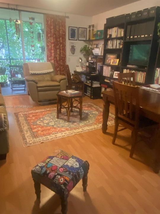 For Rent: $1,980 (1 beds, 1 baths, 810 Square Feet)