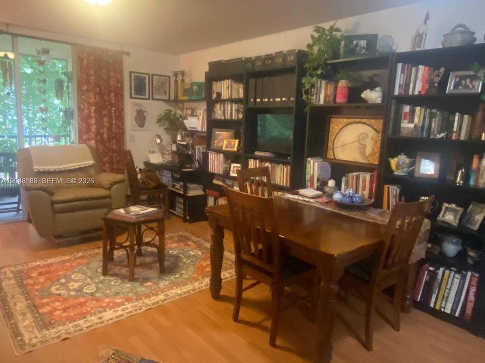 For Rent: $1,980 (1 beds, 1 baths, 810 Square Feet)