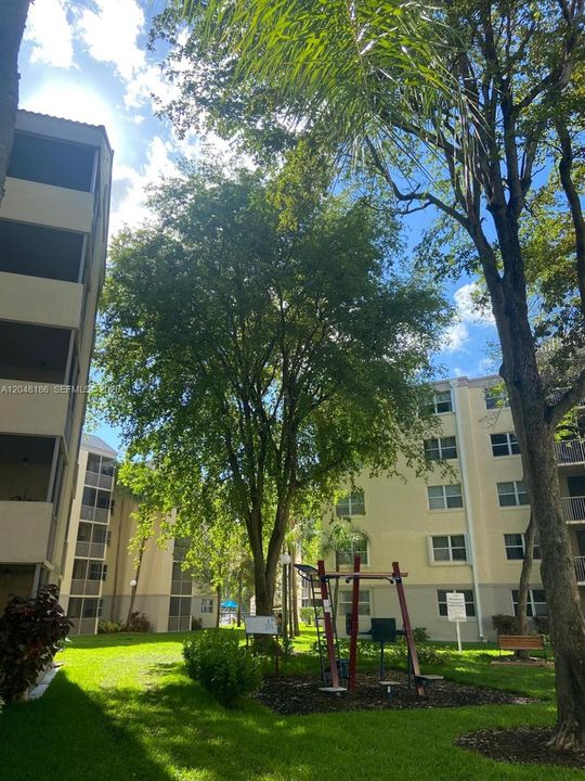 For Rent: $1,980 (1 beds, 1 baths, 810 Square Feet)