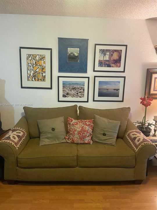 For Rent: $1,980 (1 beds, 1 baths, 810 Square Feet)