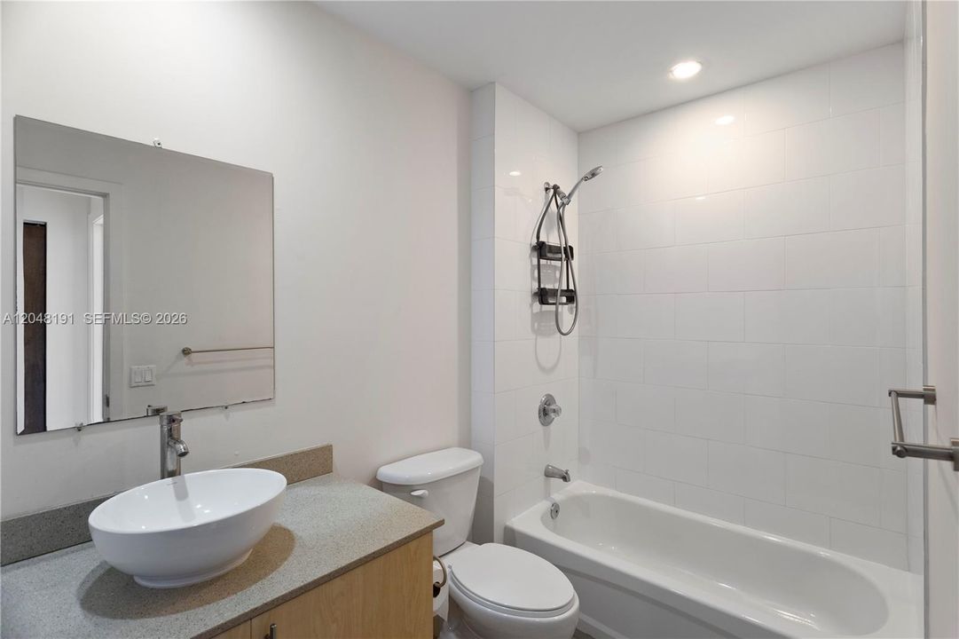 2nd full bath with tub/shower combination