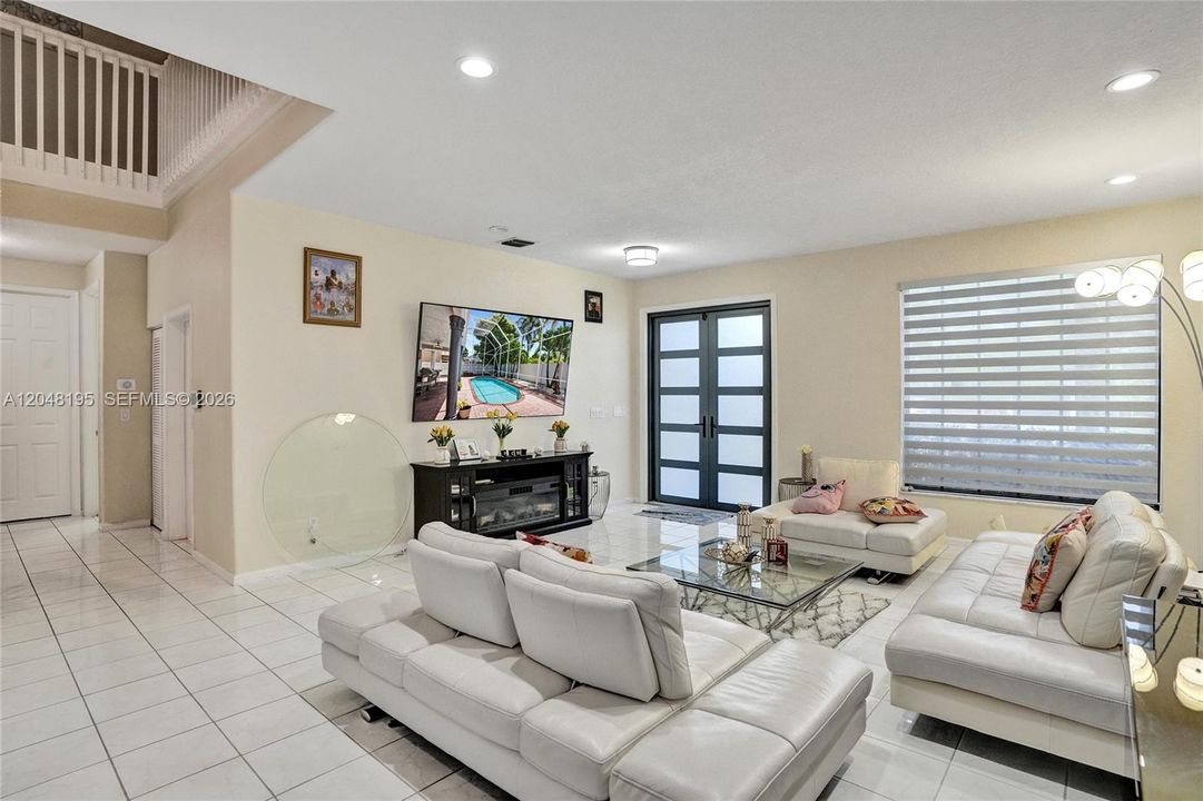 En Venta: $995,000 (5 camas, 4 baños, 3901 Pies cuadrados)