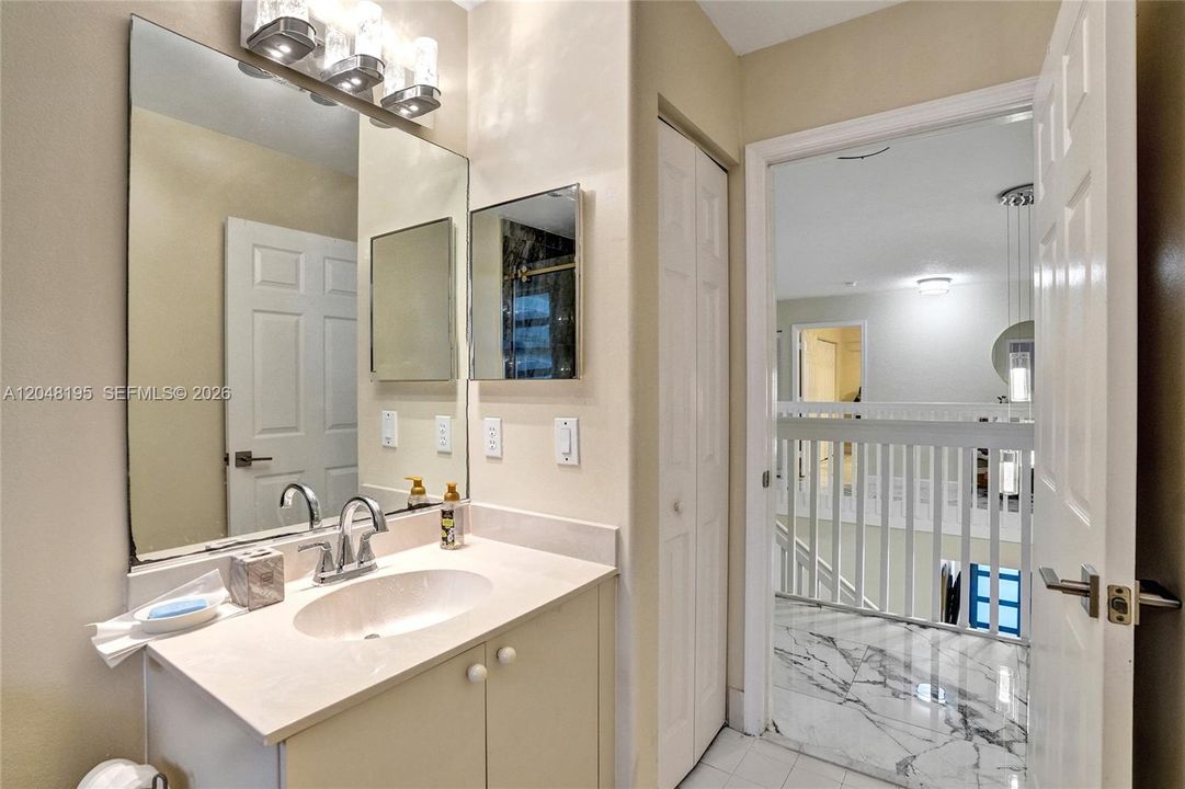 En Venta: $995,000 (5 camas, 4 baños, 3901 Pies cuadrados)