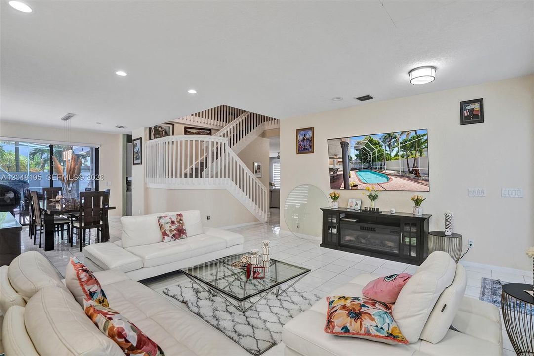En Venta: $995,000 (5 camas, 4 baños, 3901 Pies cuadrados)