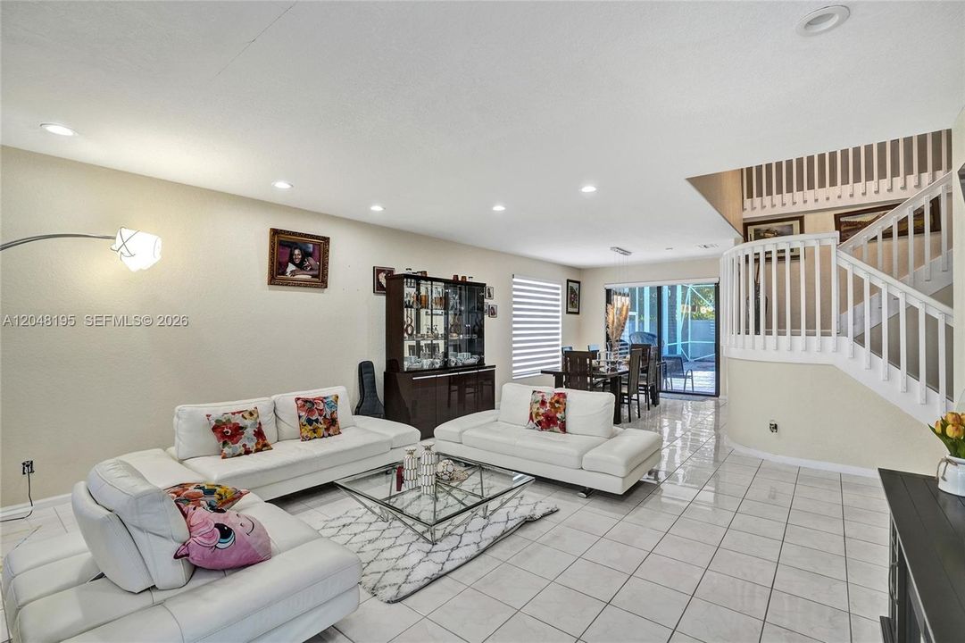 En Venta: $995,000 (5 camas, 4 baños, 3901 Pies cuadrados)