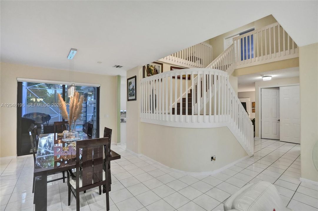 En Venta: $995,000 (5 camas, 4 baños, 3901 Pies cuadrados)