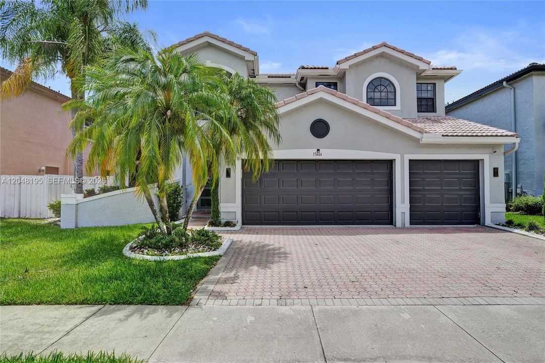 En Venta: $995,000 (5 camas, 4 baños, 3901 Pies cuadrados)