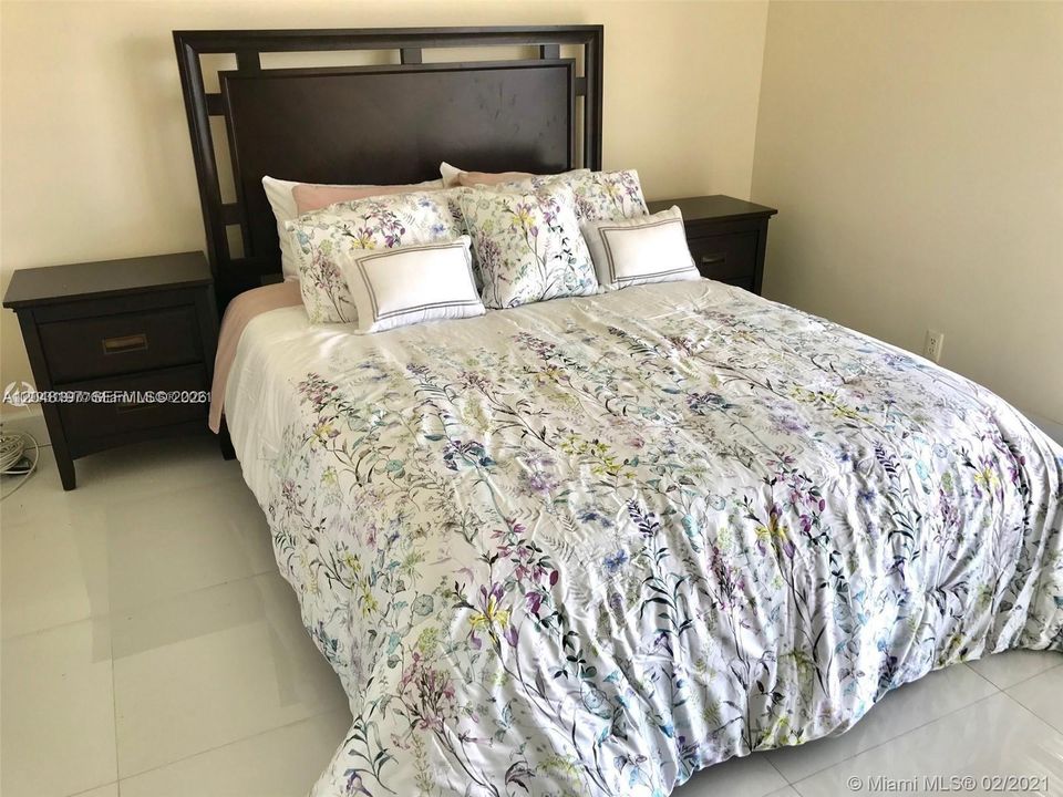 Activo con contrato: $4,500 (2 camas, 2 baños, 1677 Pies cuadrados)
