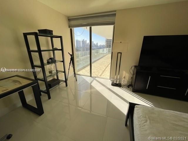 Activo con contrato: $4,500 (2 camas, 2 baños, 1677 Pies cuadrados)