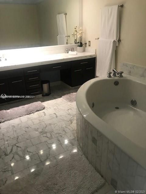 Activo con contrato: $4,500 (2 camas, 2 baños, 1677 Pies cuadrados)