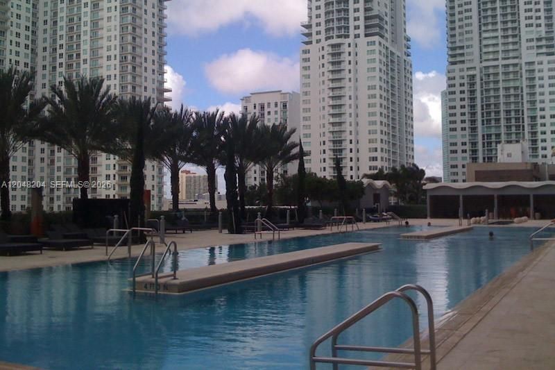For Rent: $2,100 (0 beds, 1 baths, 443 Square Feet)
