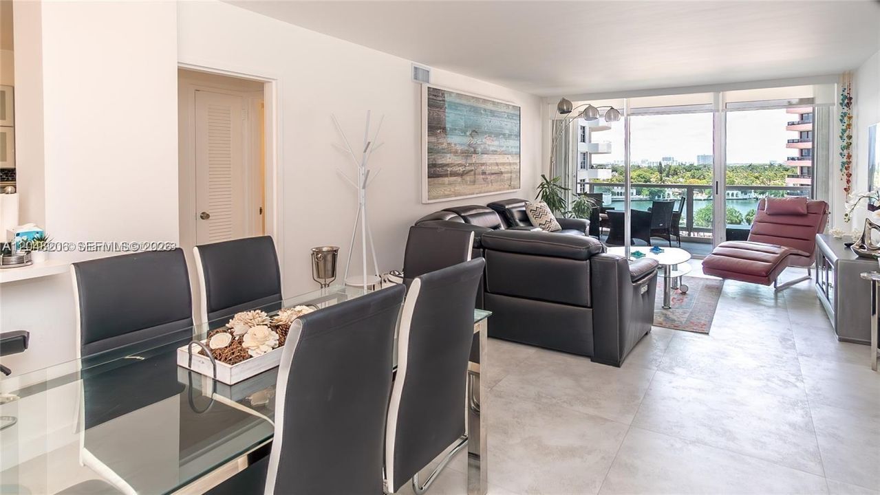 For Rent: $4,200 (2 beds, 2 baths, 1030 Square Feet)