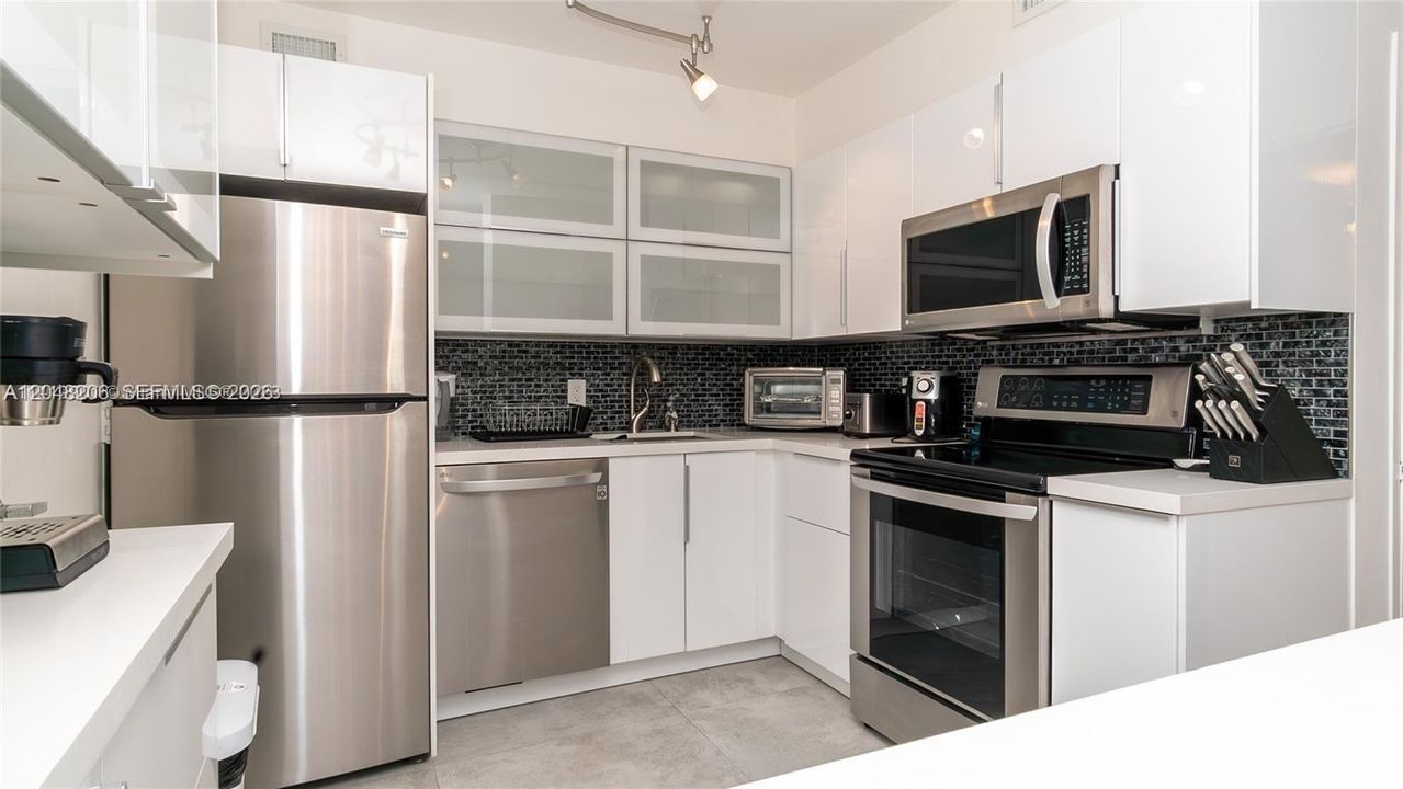 For Rent: $4,200 (2 beds, 2 baths, 1030 Square Feet)