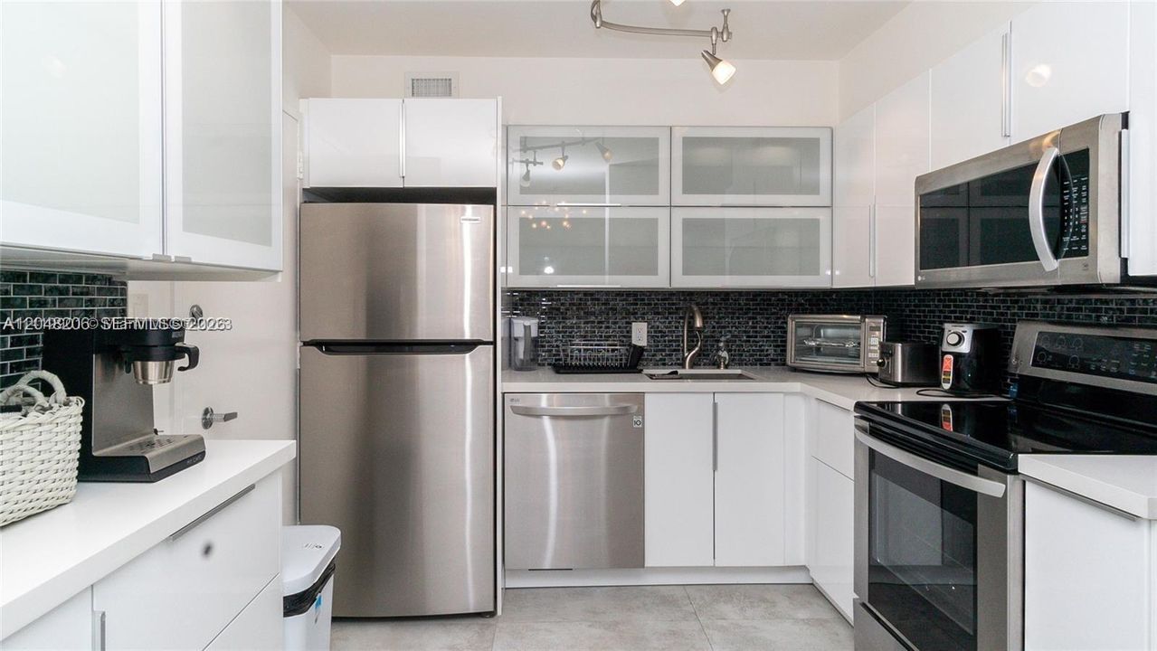 For Rent: $4,200 (2 beds, 2 baths, 1030 Square Feet)