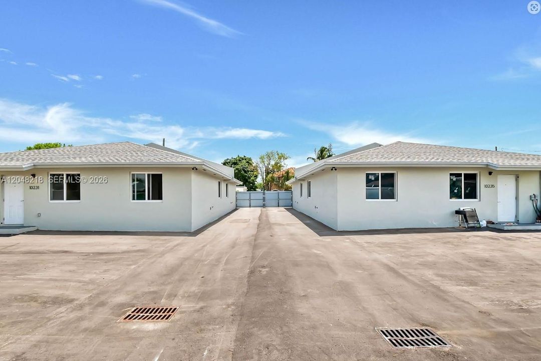 For Rent: $2,600 (3 beds, 2 baths, 988 Square Feet)