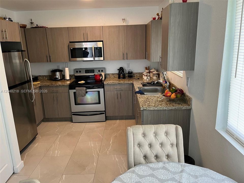 For Rent: $2,600 (3 beds, 2 baths, 988 Square Feet)