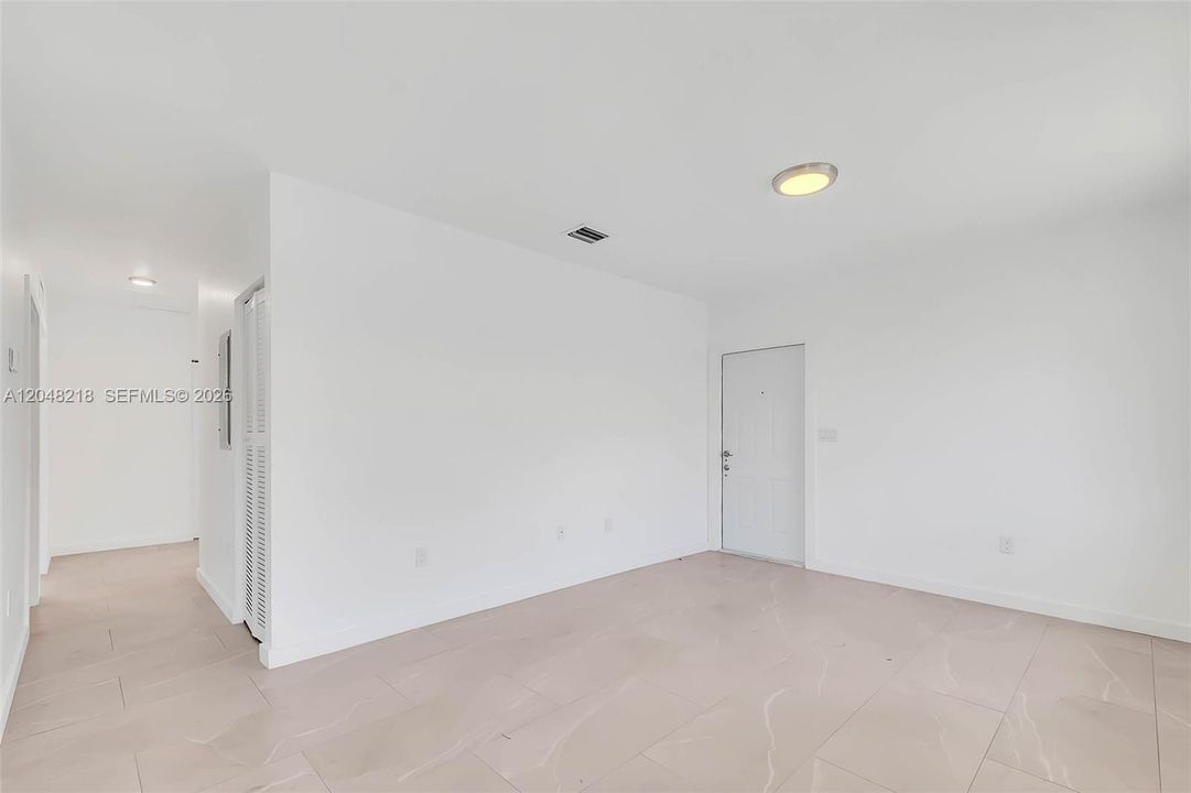 For Rent: $2,600 (3 beds, 2 baths, 988 Square Feet)