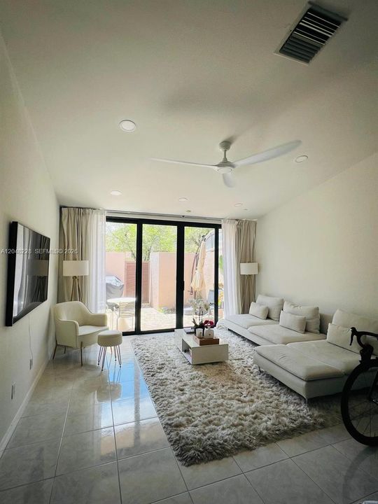 For Rent: $3,350 (3 beds, 2 baths, 1095 Square Feet)