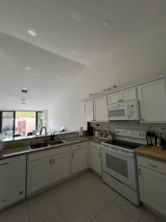 For Rent: $3,350 (3 beds, 2 baths, 1095 Square Feet)
