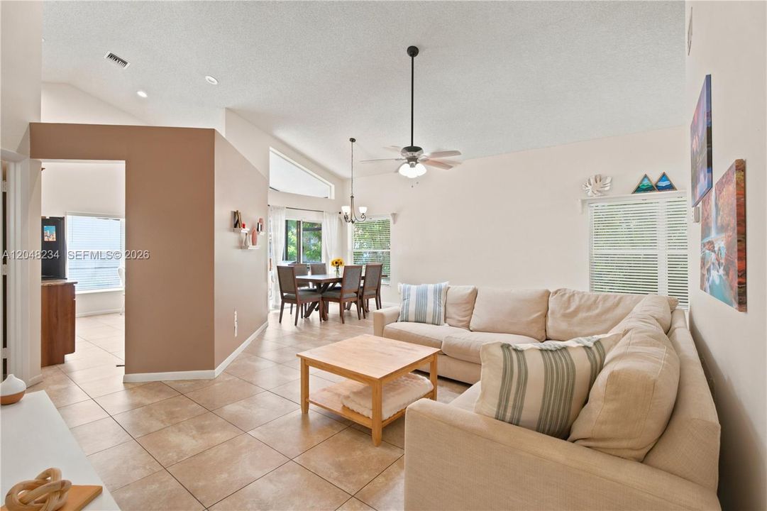 En Venta: $550,000 (3 camas, 2 baños, 1482 Pies cuadrados)