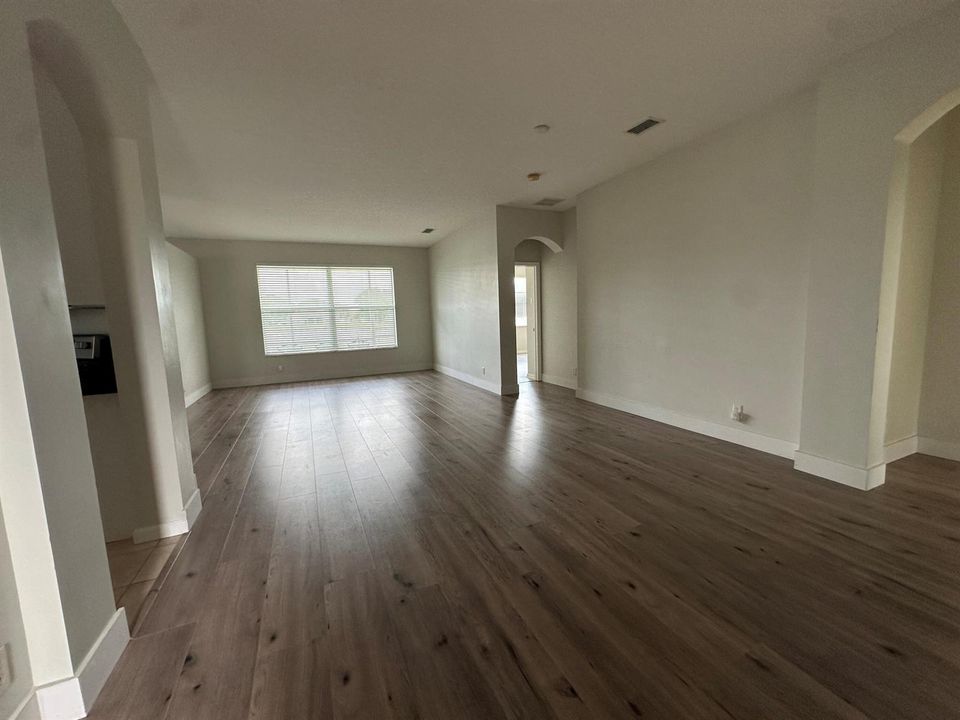 LIVING DINING ROOM UPON ENTRY