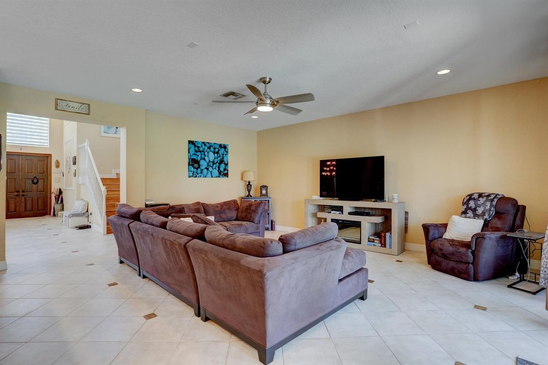 12_family room