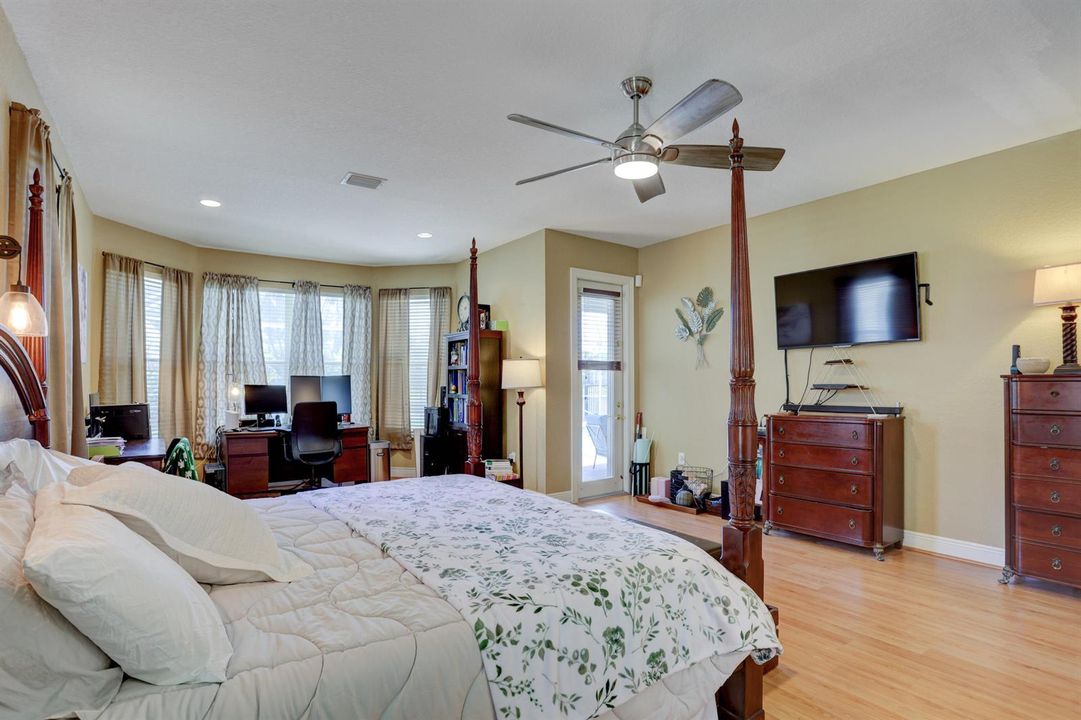 15_main bedroom