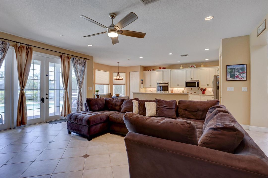 11_family room