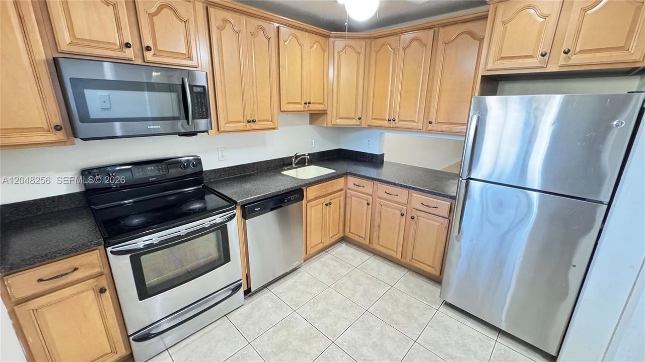 В аренду: $1,950 (2 спален, 2 ванн, 970 Квадратных фут)