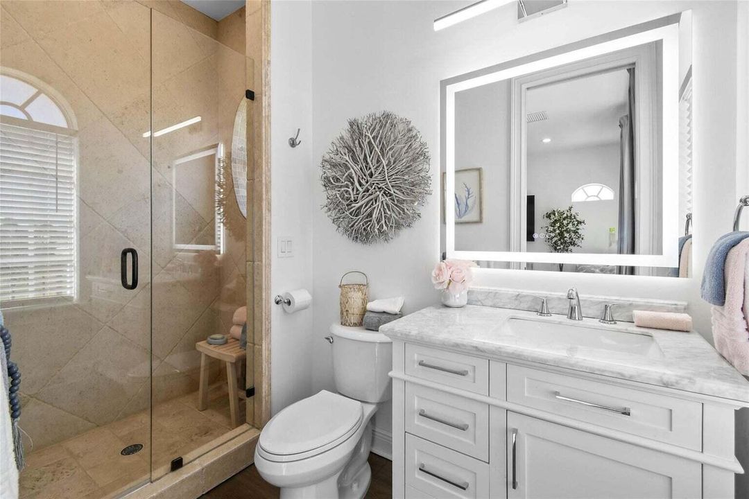 25f -Bathroom upstairs middle from door