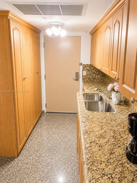 В аренду: $2,000 (0 спален, 1 ванн, 360 Квадратных фут)