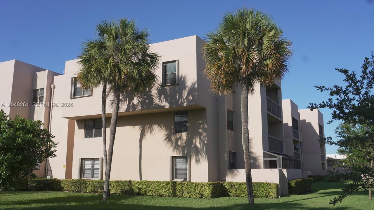 For Rent: $2,350 (2 beds, 2 baths, 936 Square Feet)