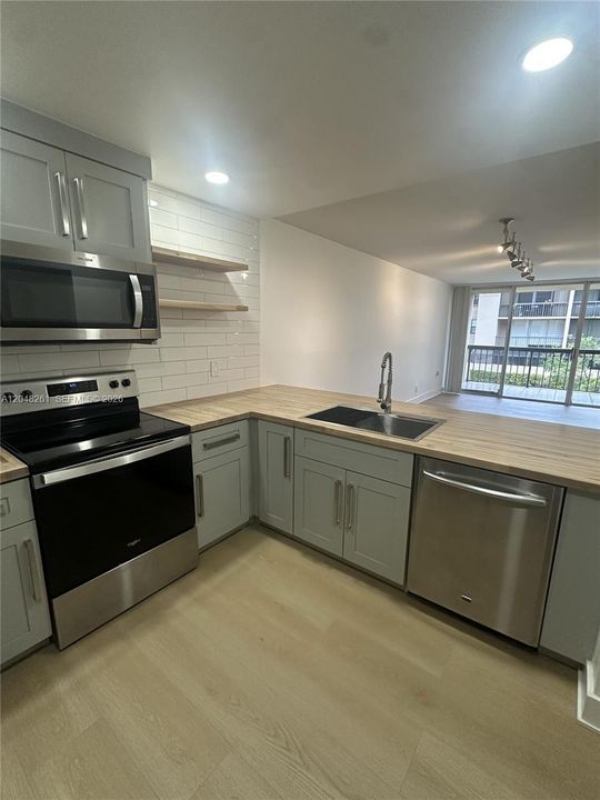 For Rent: $2,350 (2 beds, 2 baths, 936 Square Feet)