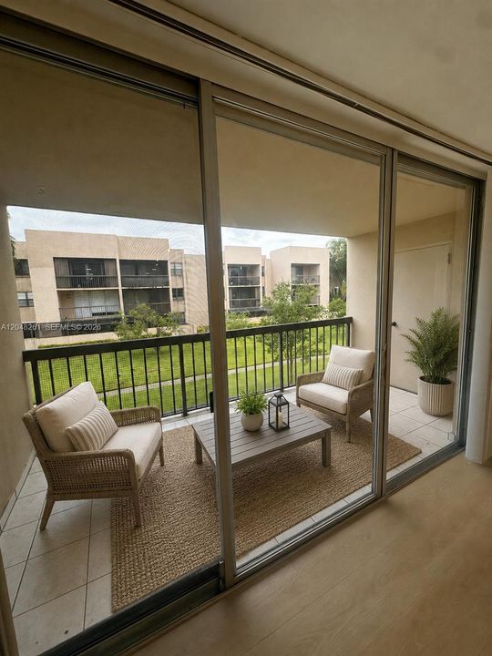 For Rent: $2,350 (2 beds, 2 baths, 936 Square Feet)