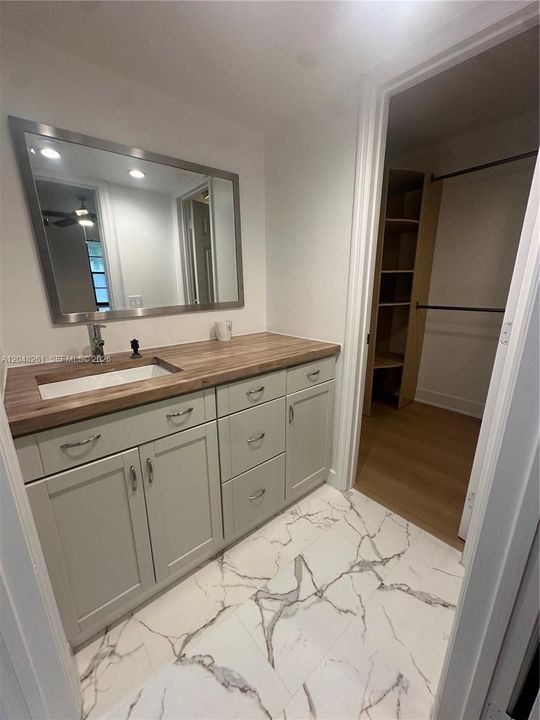 For Rent: $2,350 (2 beds, 2 baths, 936 Square Feet)