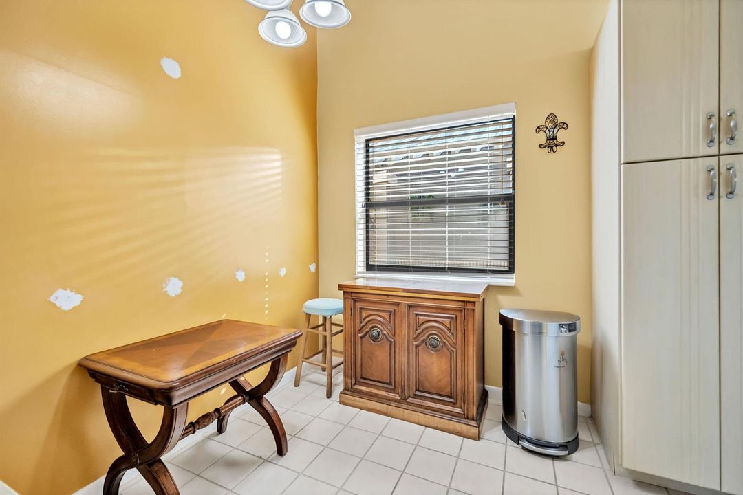 EAT-IN KITCHEN