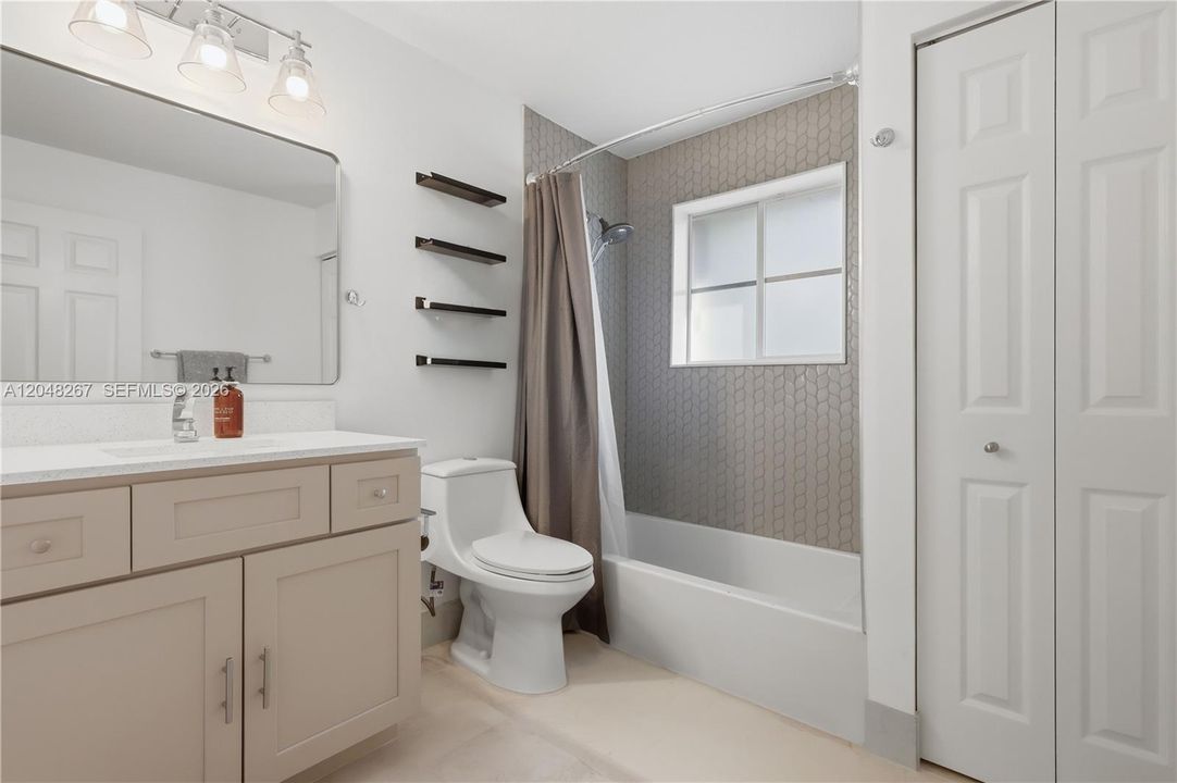 En-suite bathroom for bedroom 6.